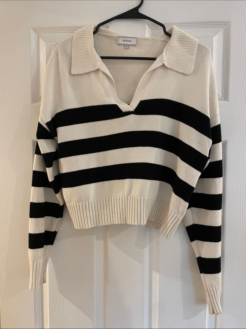 RIHOAS Black and Cream Striped V-Neck Collared Sweater